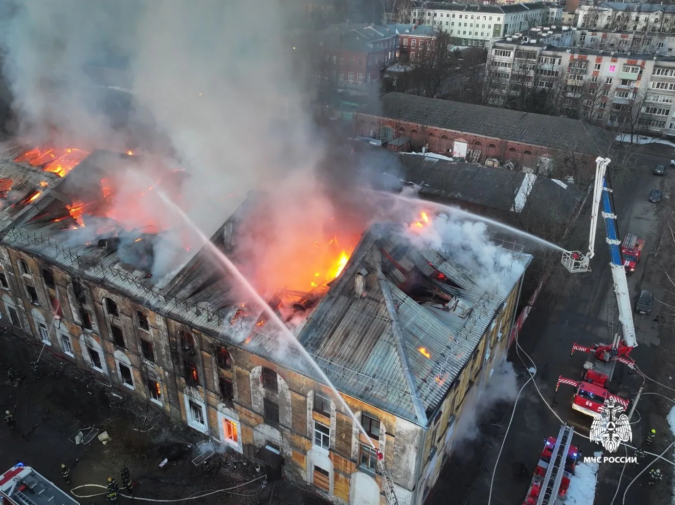 Из пожара в Ярославле спасли 50 человек