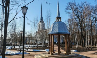 Весна вернулась в Петропавловский парк Ярославля: мусор, разрушенное историческое здание и экстремалы под ледяной водой