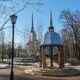 Весна вернулась в Петропавловский парк Ярославля: мусор, разрушенное историческое здание и экстремалы под ледяной водой