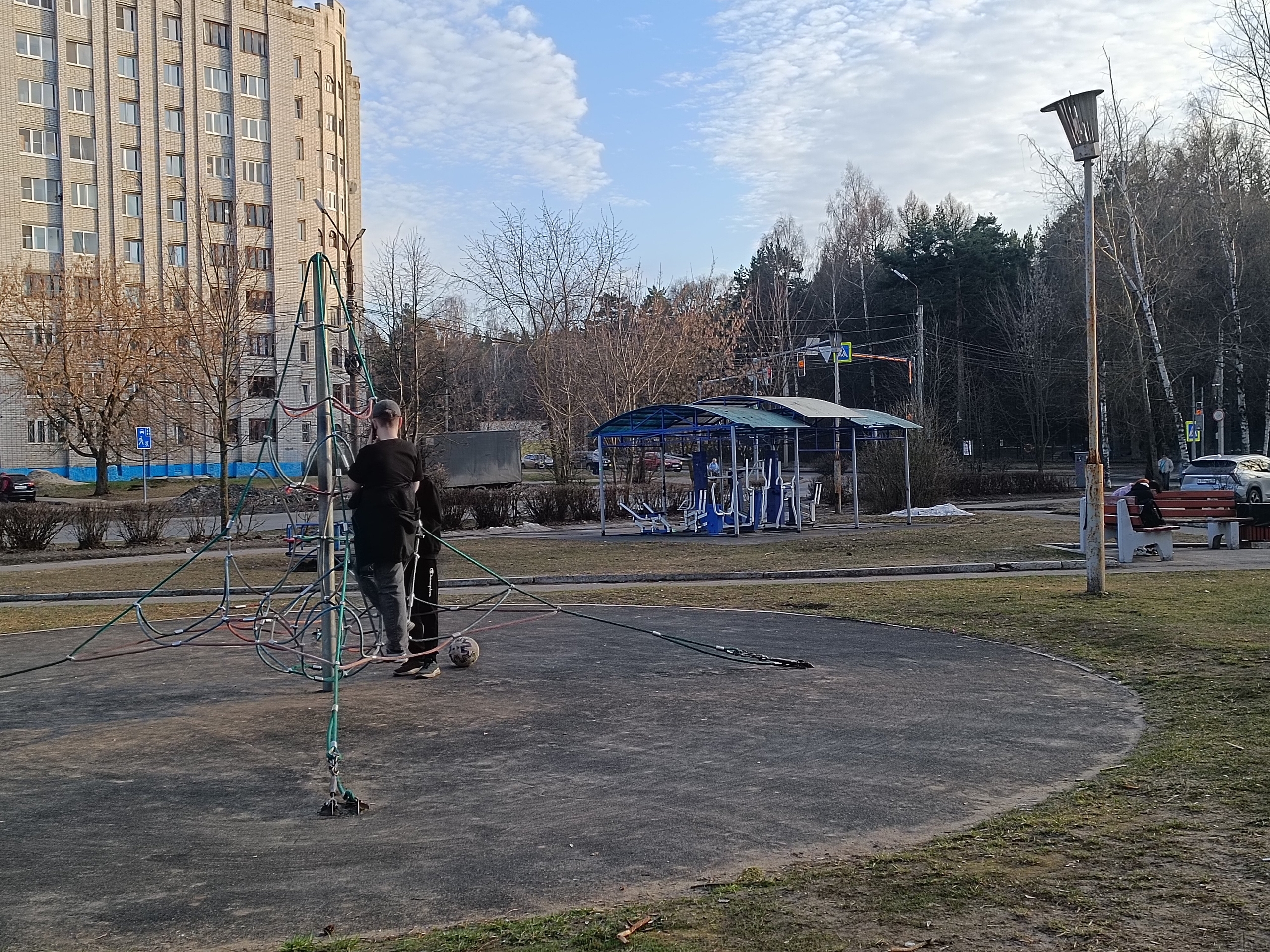 В Ярославле предложили благоустроить сквер у библиотеки Гайдара: ЯрЭкспресс проверил его состояние