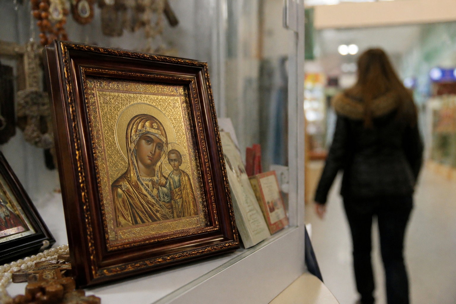 В Ярославле девушка украла икону из торгового центра