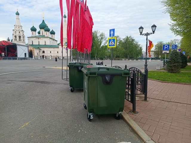 На Советской площади Ярославля установили дополнительные мусорные баки