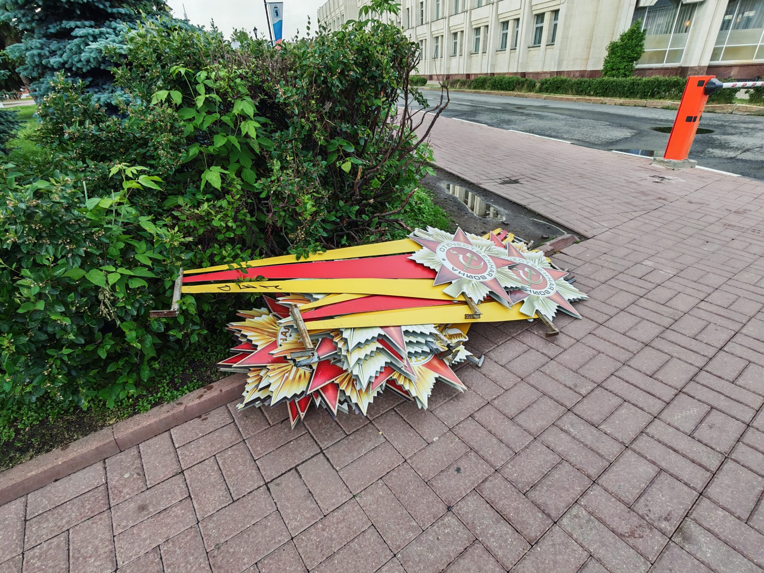 В центре Ярославля начали менять украшения ко Дню Победы