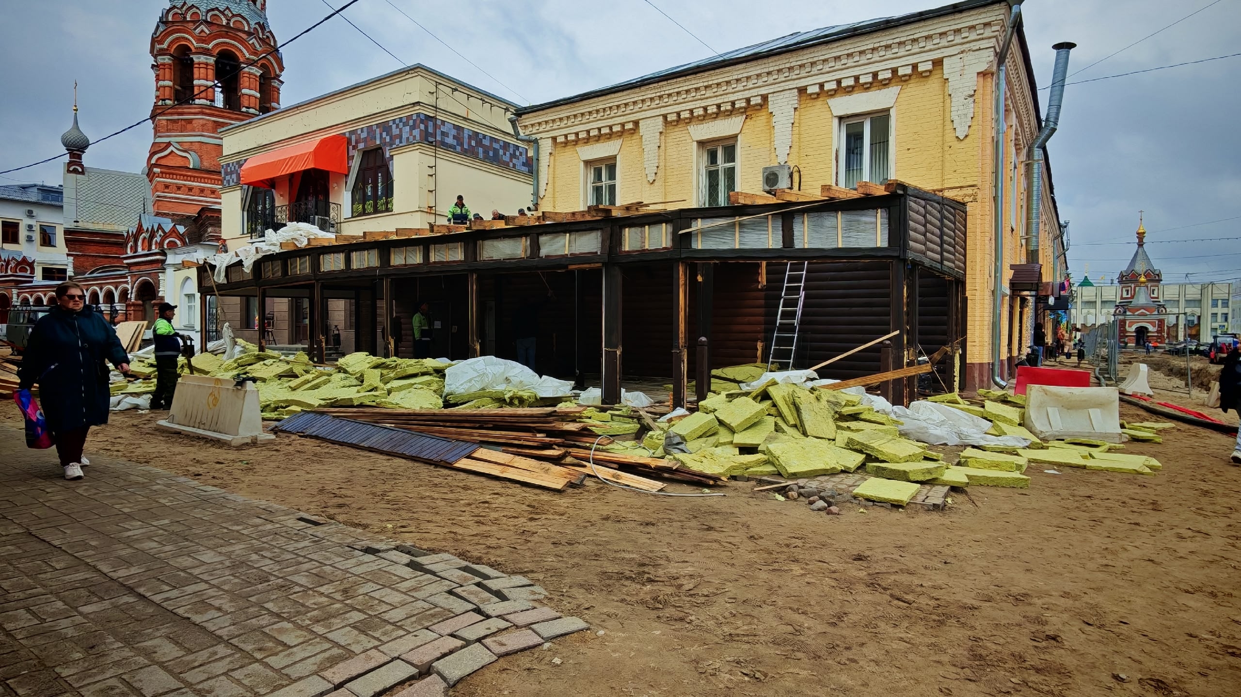 В центре Ярославля начали разбирать веранду ресторана «Имеди»