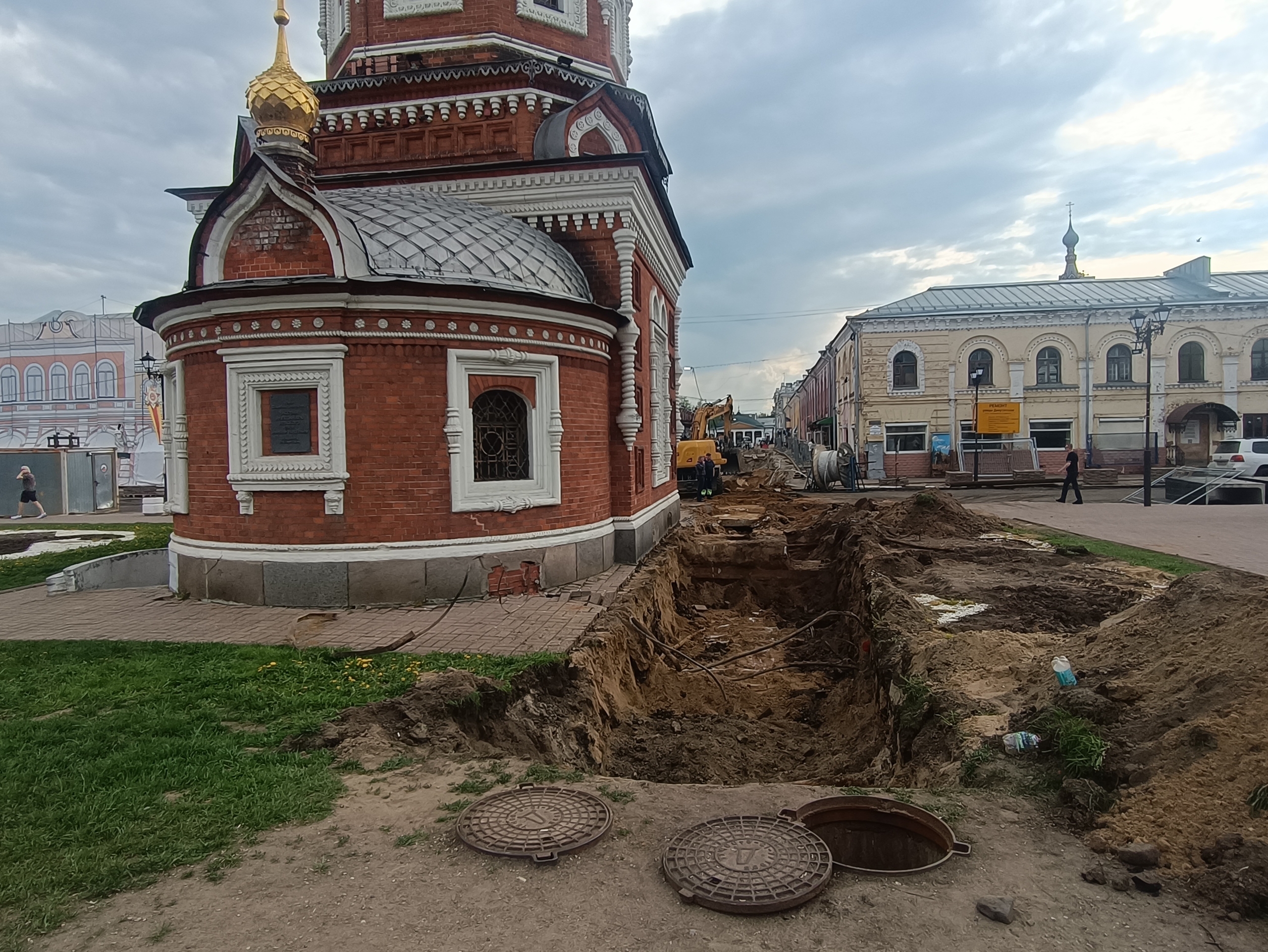 Центр Ярославля снова перекопали: работы дошли до часовни Александра Невского