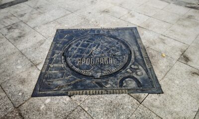 В Ярославле на улице Максимова после замены люков потрескалась новая плитка
