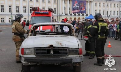 Юные ярославцы примерили форму пожарных