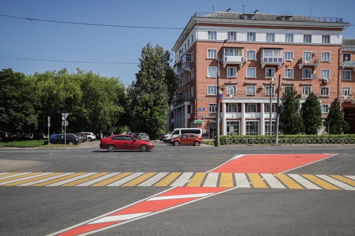 В Рыбинске начали наносить красную дорожную разметку