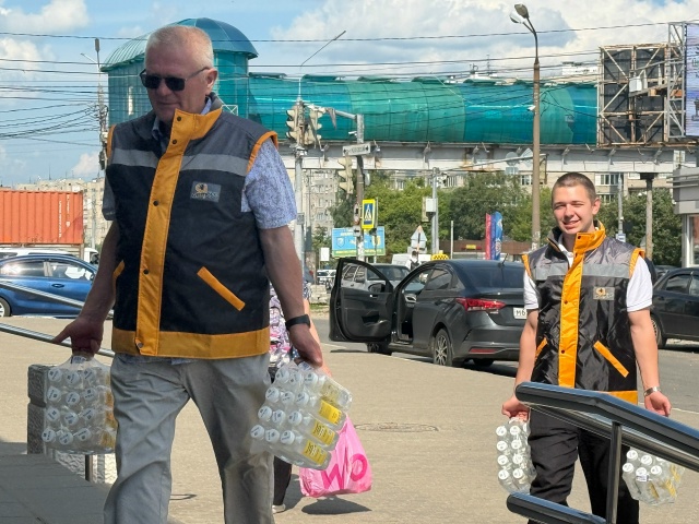 В Ярославской области пассажирам автобусов раздали почти две тысячи бутылок воды