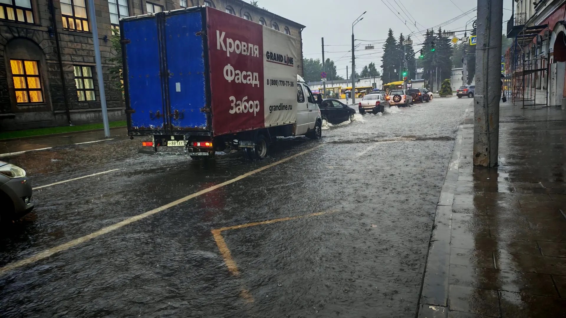 Мощный ливень затопил улицы Ярославля