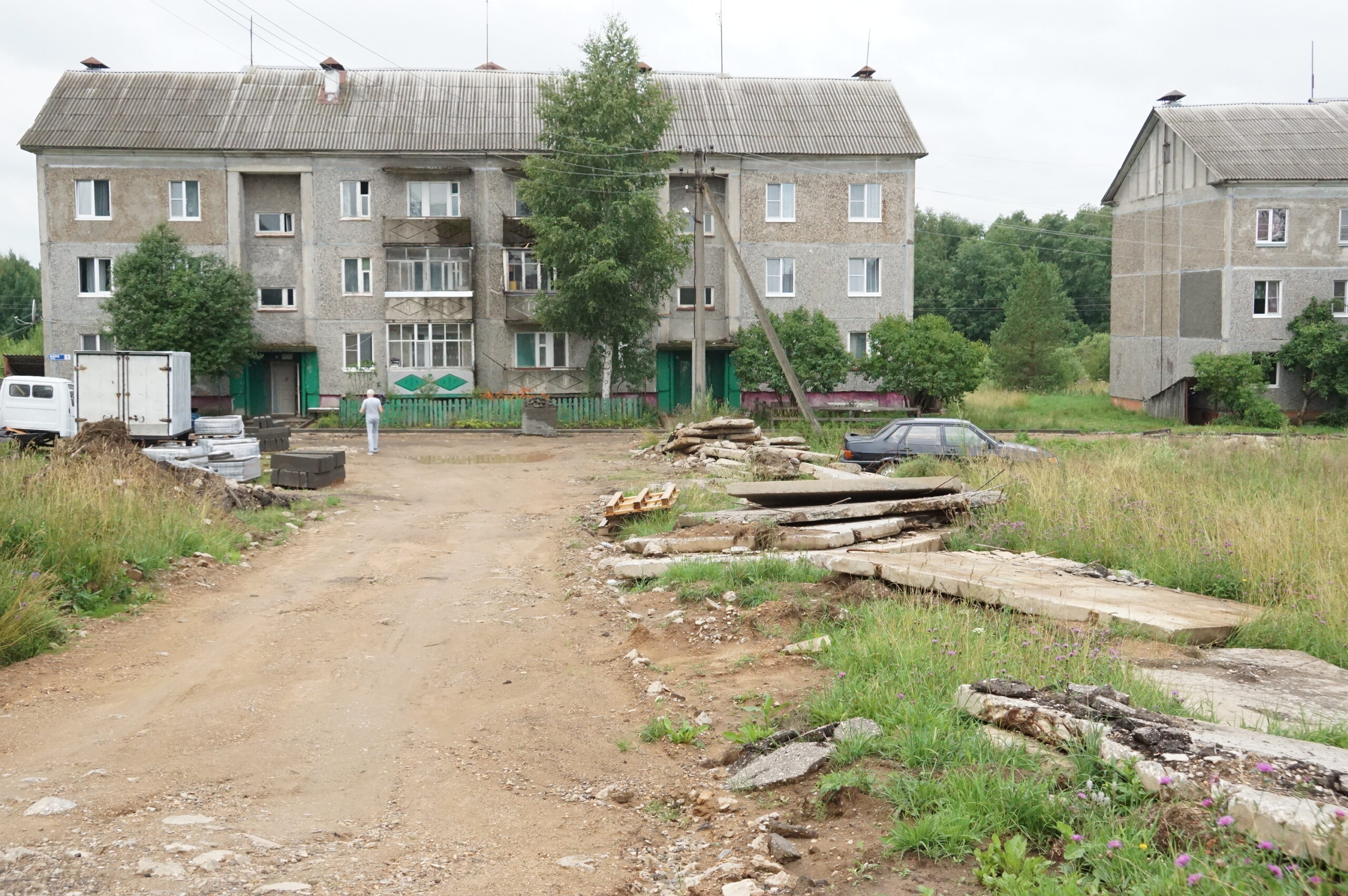 В Ярославской области сорвали благоустройство двора: контракт с подрядчиком расторгли