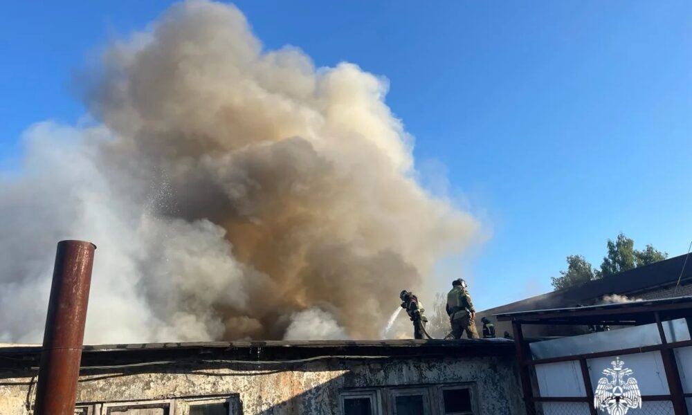 В Рыбинске крупный пожар охватил административное здание