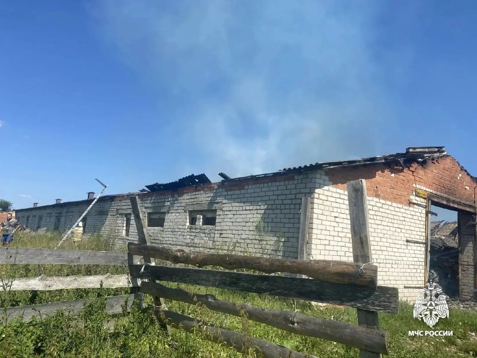Крупный пожар произошел на ферме в Ярославской области