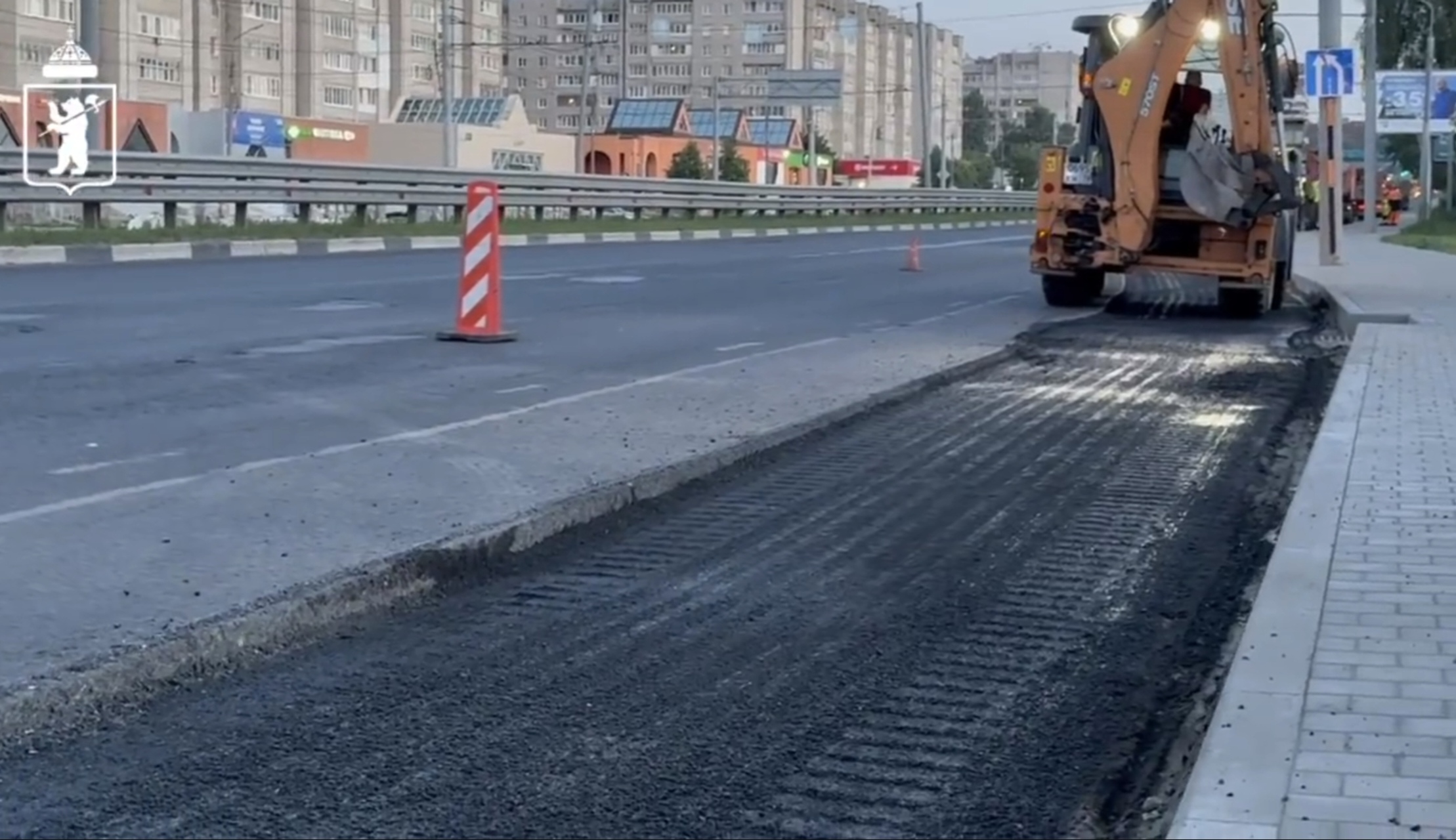 На Московском проспекте начали снимать старый асфальт