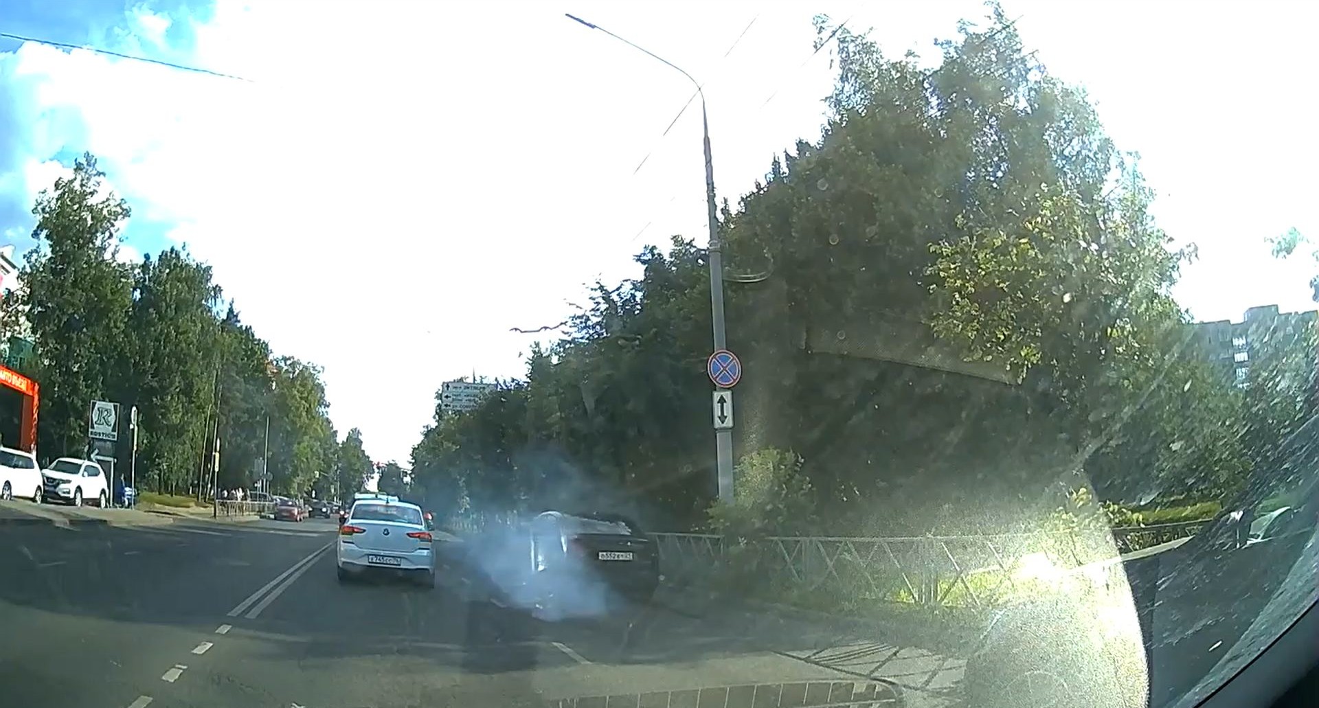 В Ярославле водитель устроил шоу с дымом из-под колес