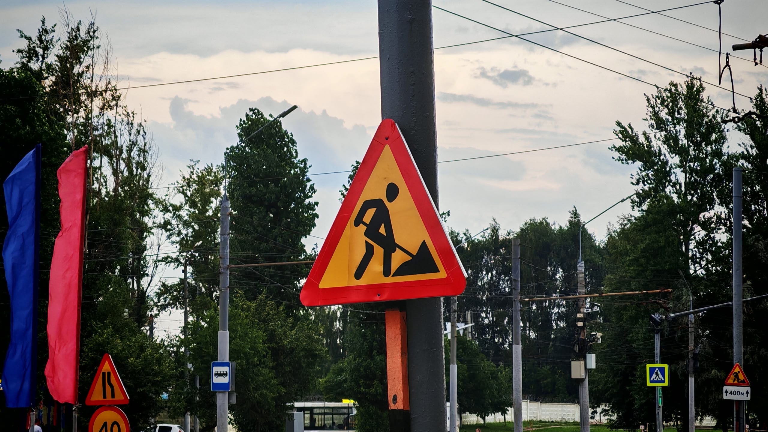 На дублёрах Московского проспекта в Ярославле начали укладывать новый асфальт