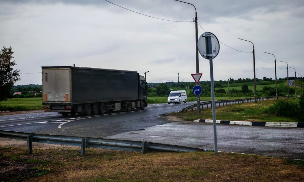 На трассе М8 под Ростовом Великим завершили половину работ