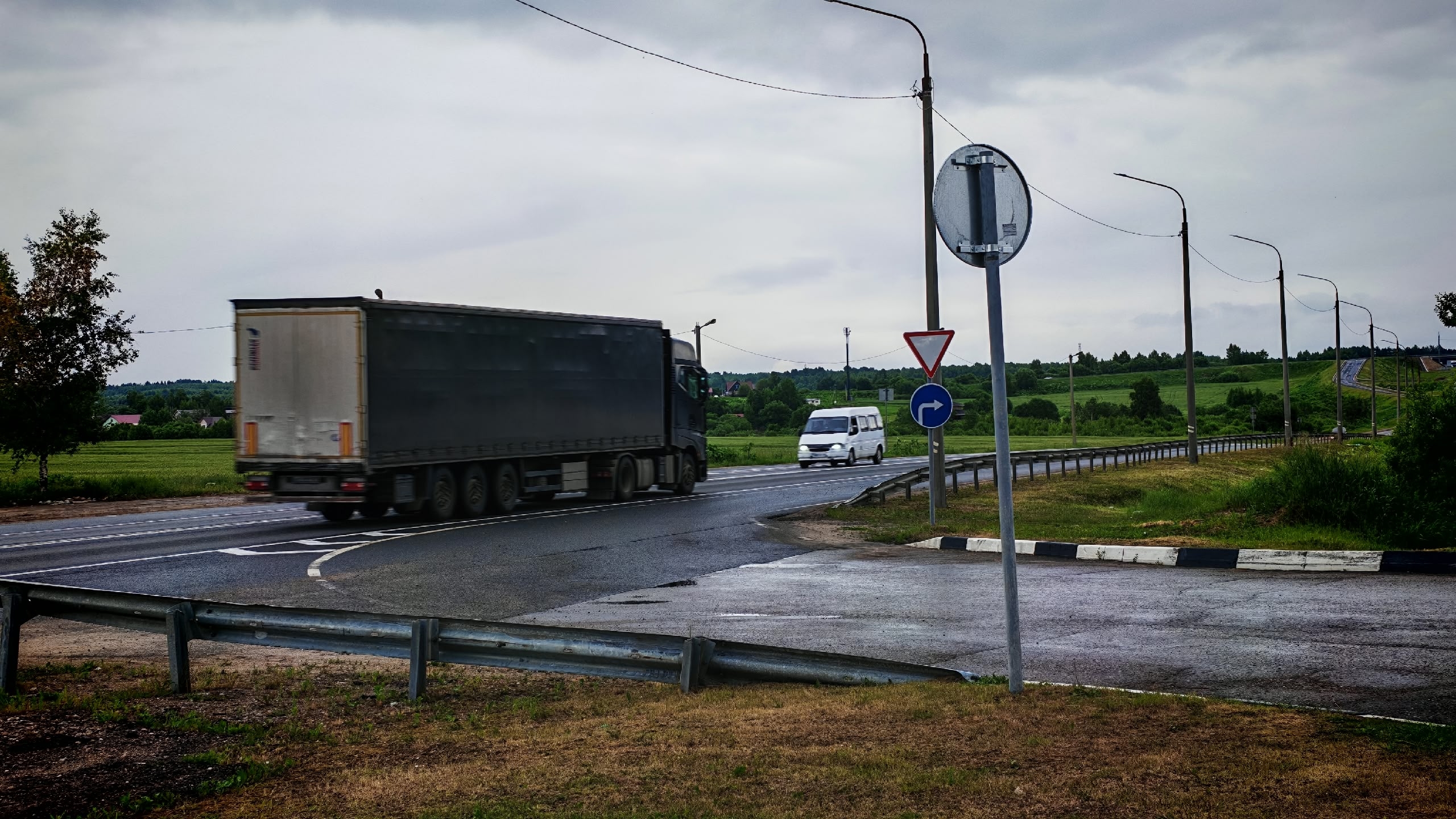 На трассе М8 под Ростовом Великим завершили половину работ
