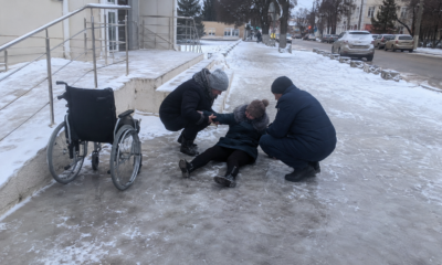 Упавшая на льду ярославна ищет своих спасителей