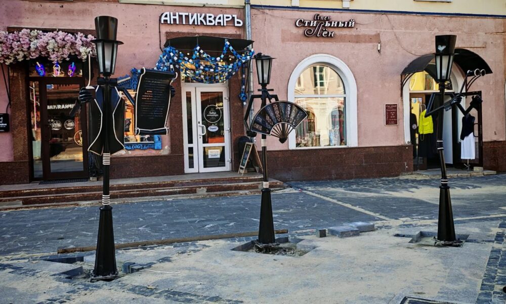 На улице Депутатской в Ярославле появились фонари-актёры