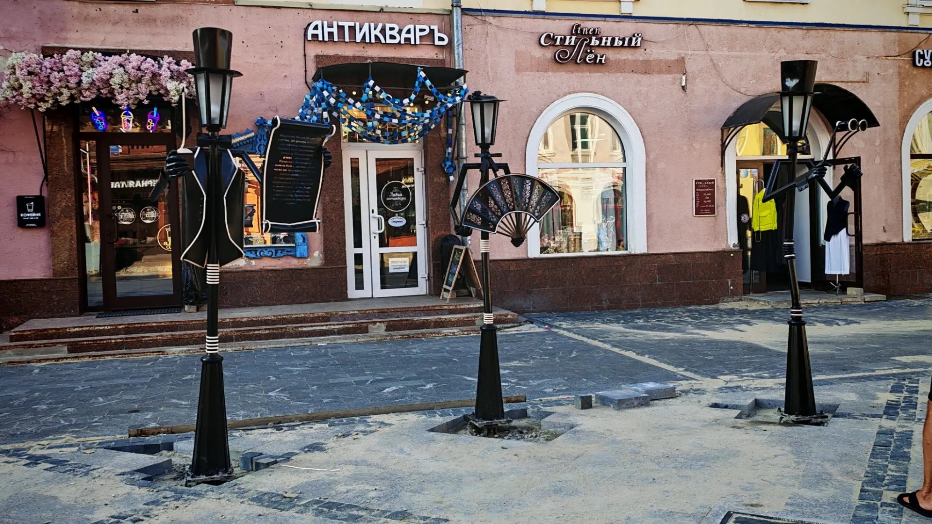 На улице Депутатской в Ярославле появились фонари-актёры