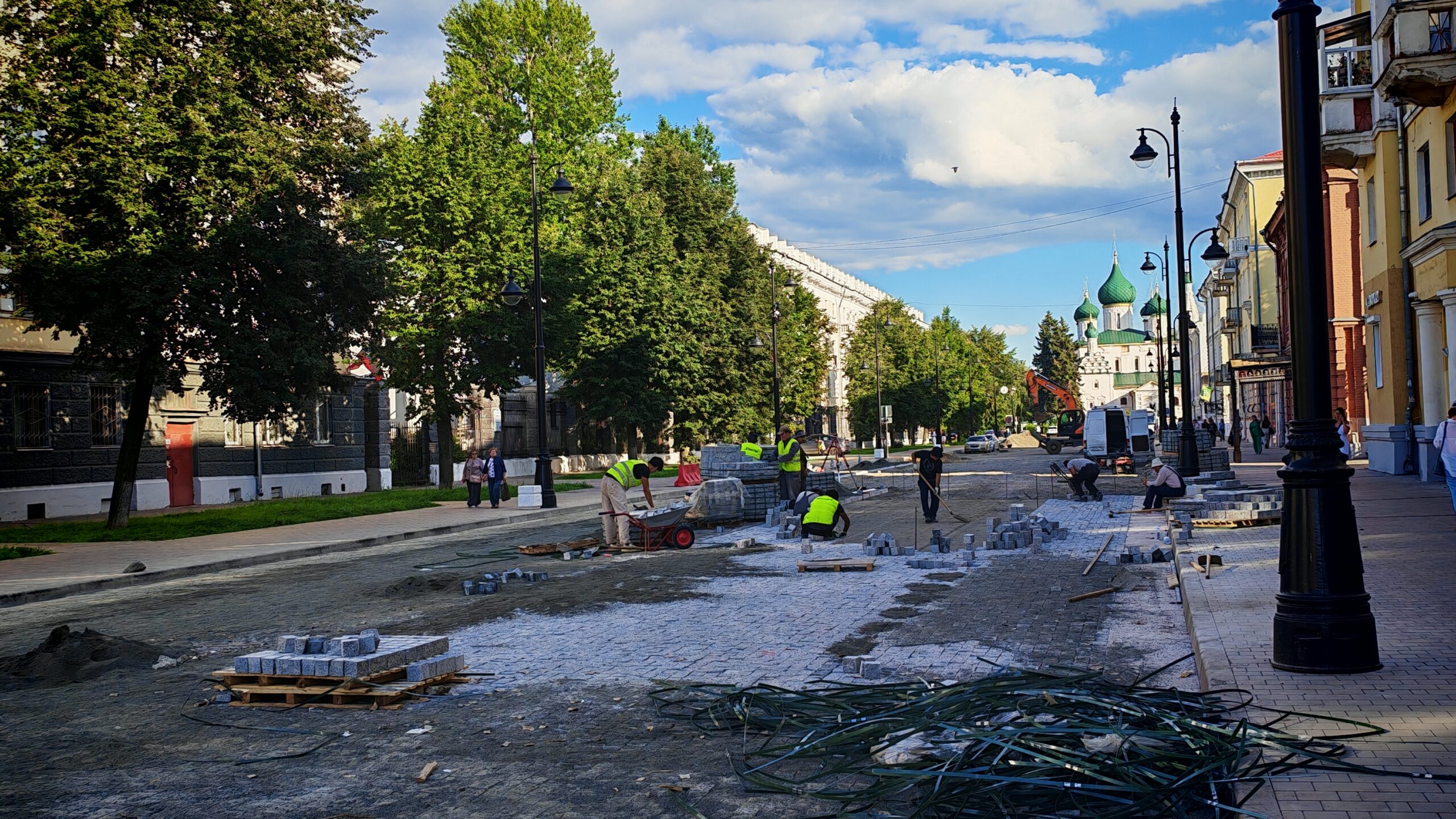 Улицу Советскую в Ярославле начали мостить брусчаткой