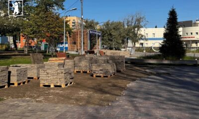 Просевшую плитку переделывают в парке 30-летия Победы Ярославля
