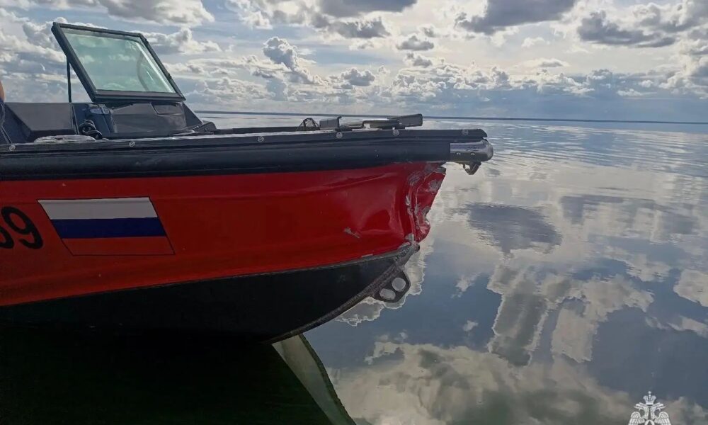 Лодка врезалась в стоящий катер на Рыбинском водохранилище