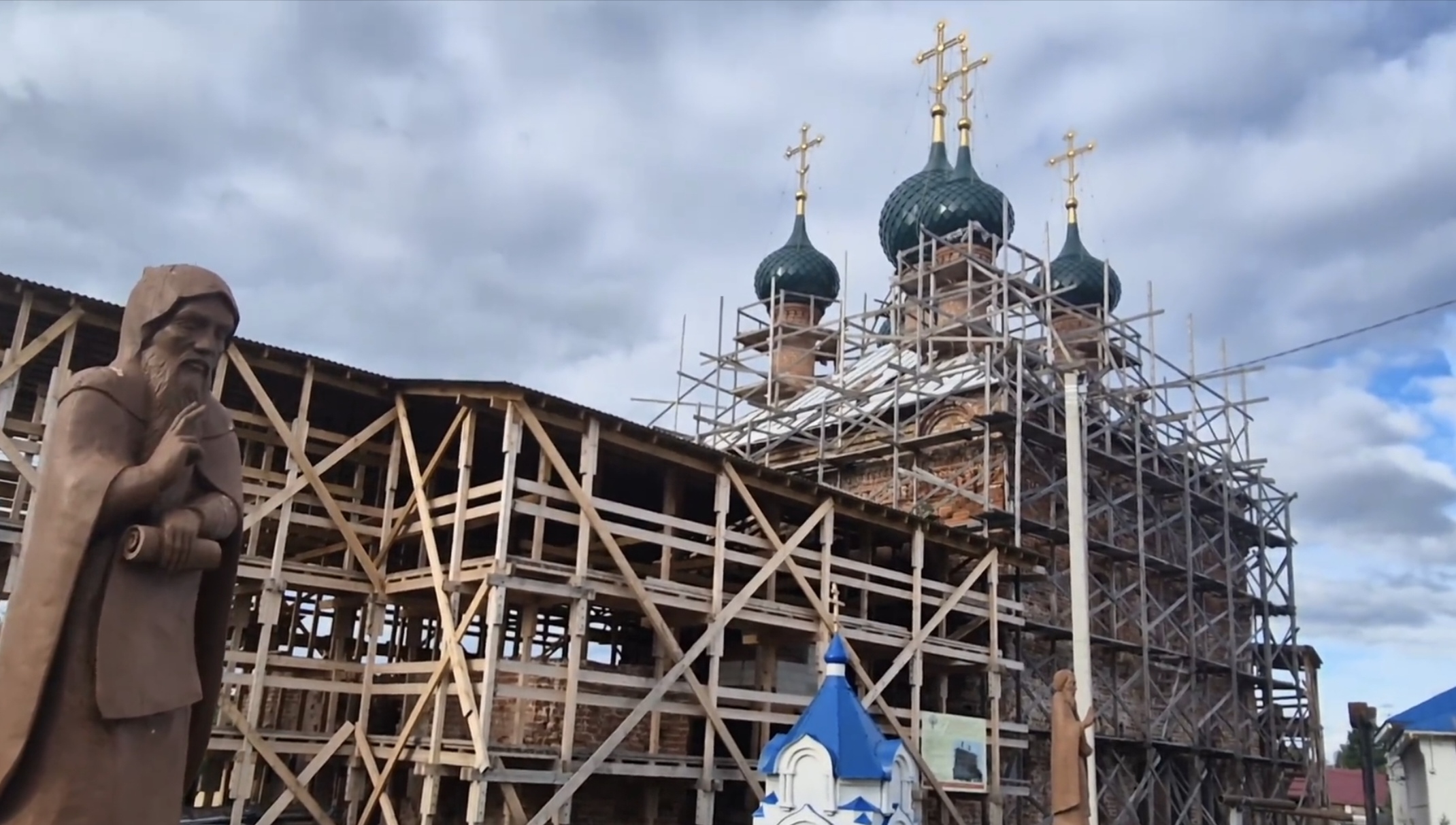 Над Любимом вновь засияли купола Троицкого храма