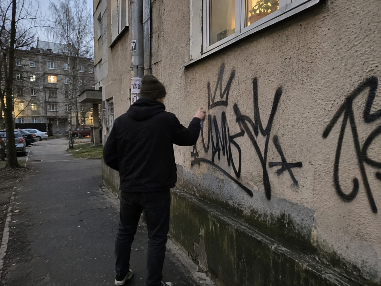 В Ярославле вандал получил 200 часов работ за надписи на домах