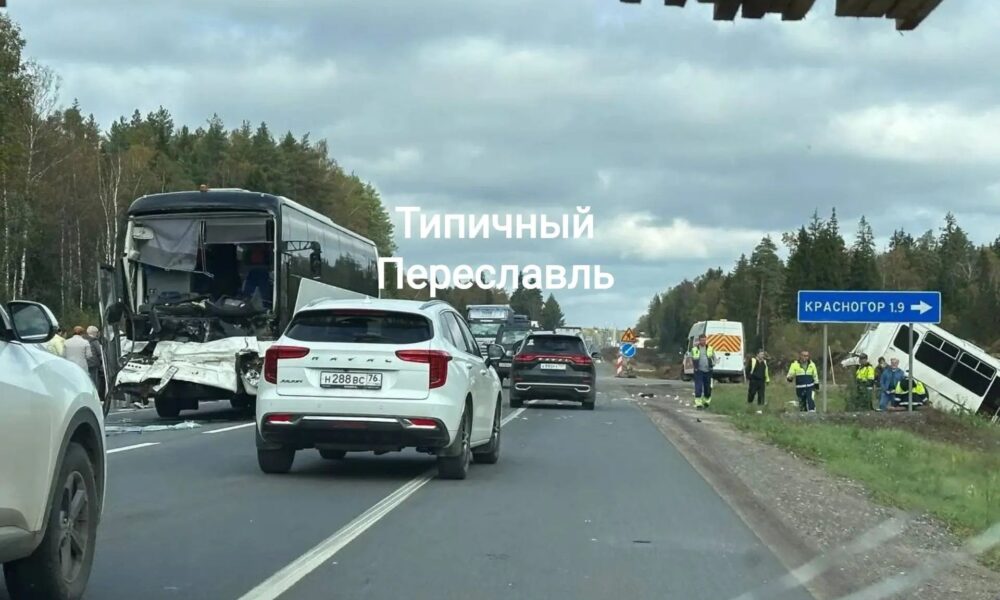 Два автобуса попали в серьёзное ДТП на трассе М-8 в Ярославской области
