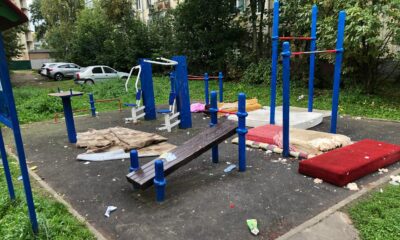 В Ярославле спортплощадку завалили матрасами и мусором