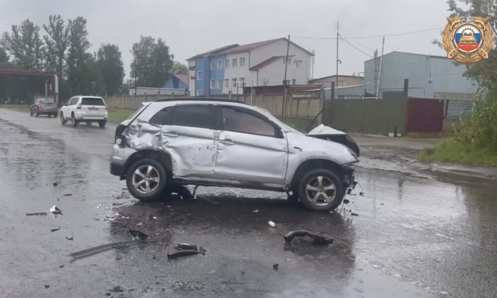 Три человека пострадали в ДТП на Промышленном шоссе в Ярославле