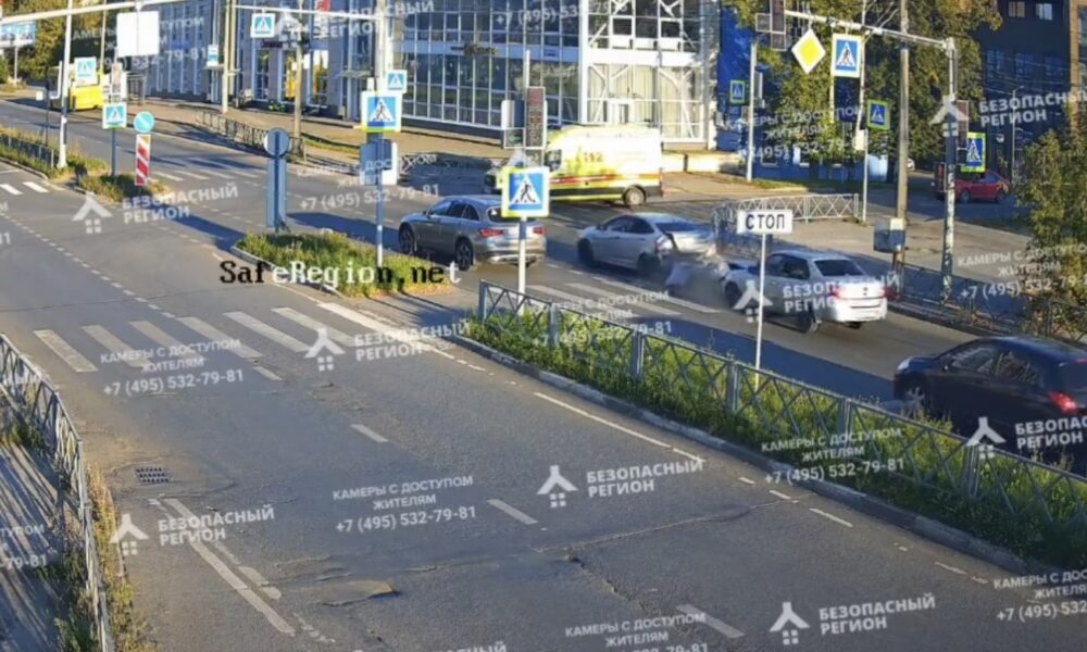 В Ярославле водитель попал в ДТП, пропуская скорую