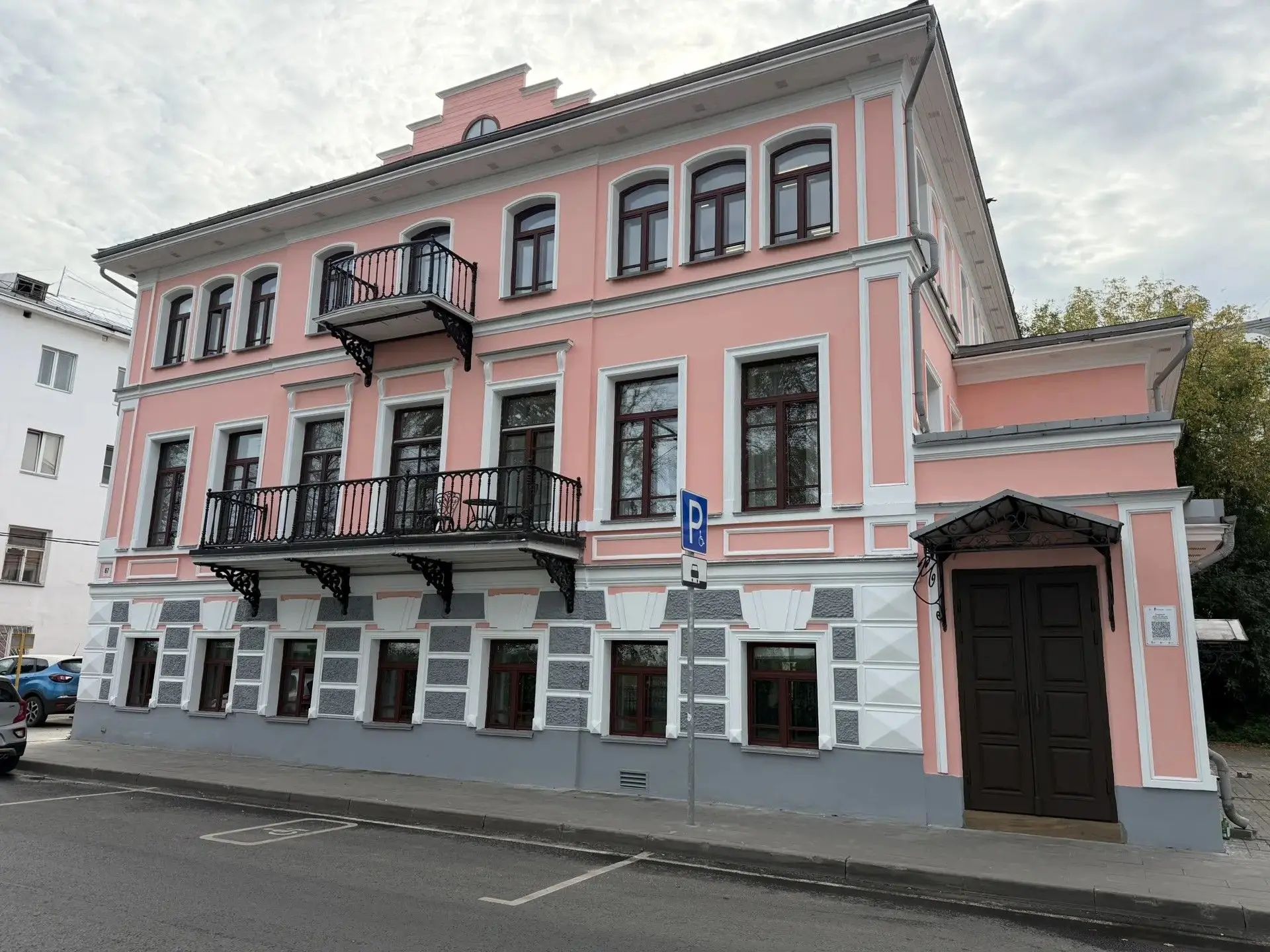 В Ярославле восстановили фасад усадьбы Тихомировых