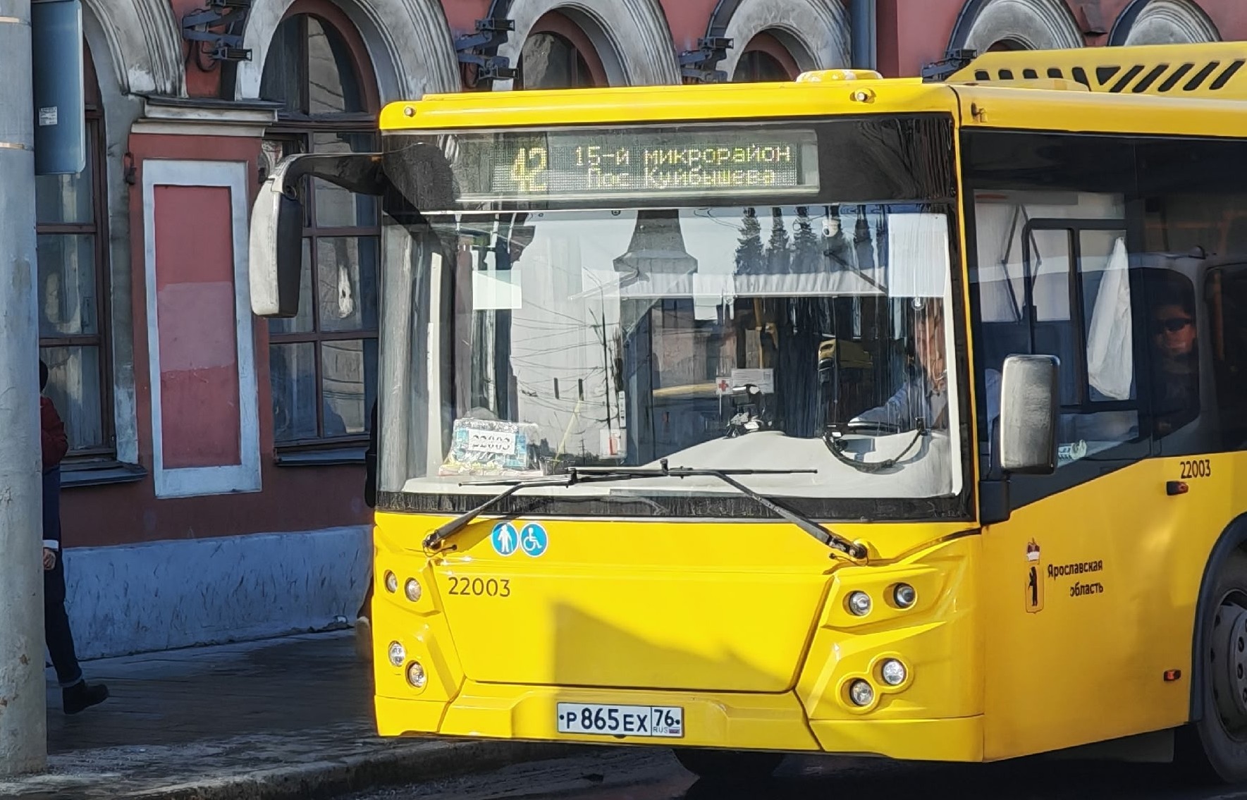 В Ярославле пенсионерку зажало дверью автобуса