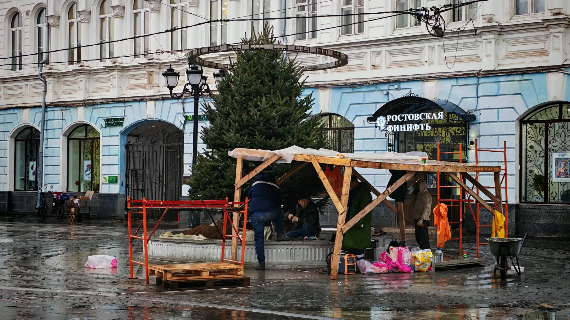 В мэрии Ярославля объяснили появление ёлки в фонтане на Кирова