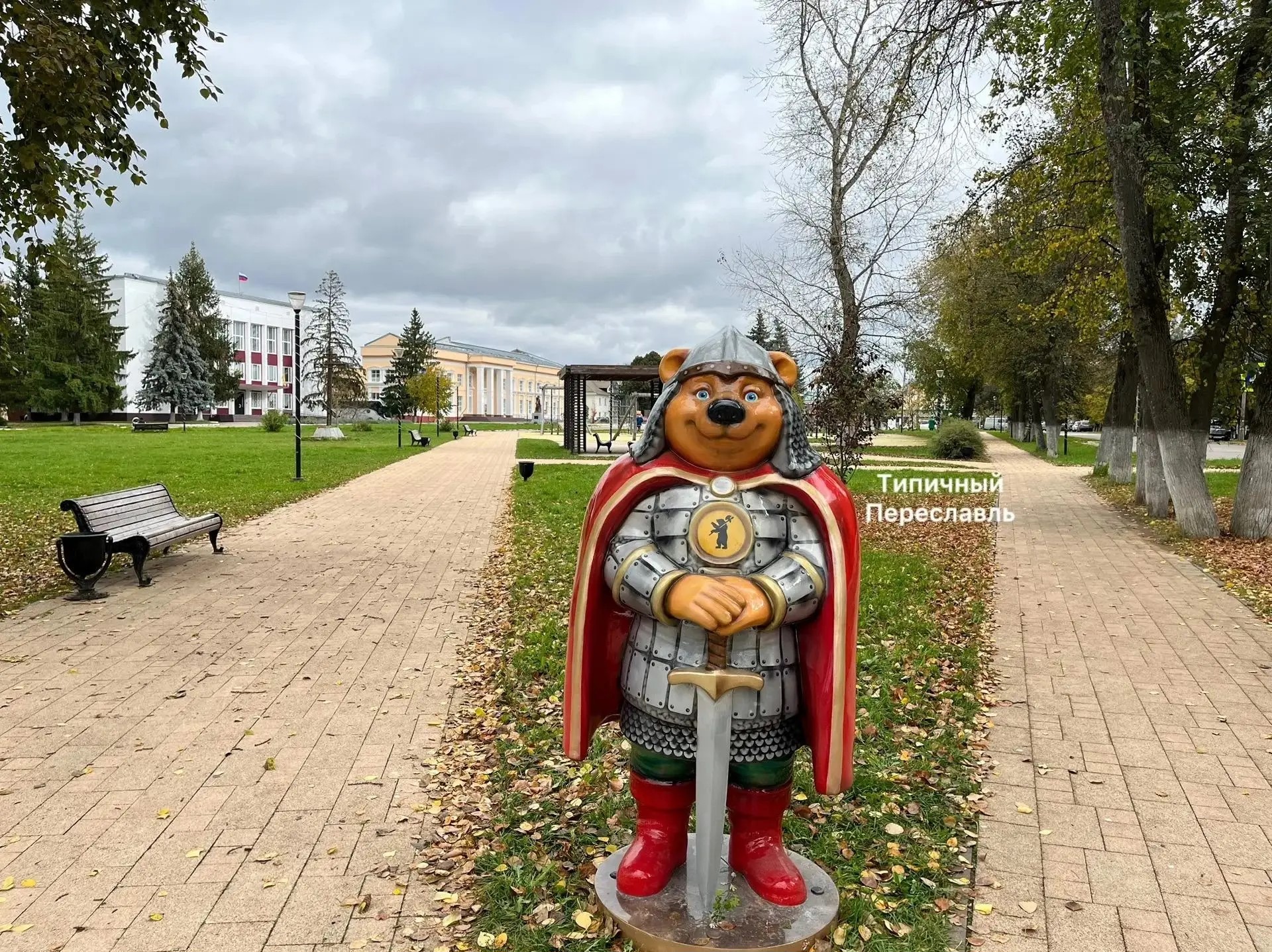 На Народной площади в Переславле появились фигуры медведей
