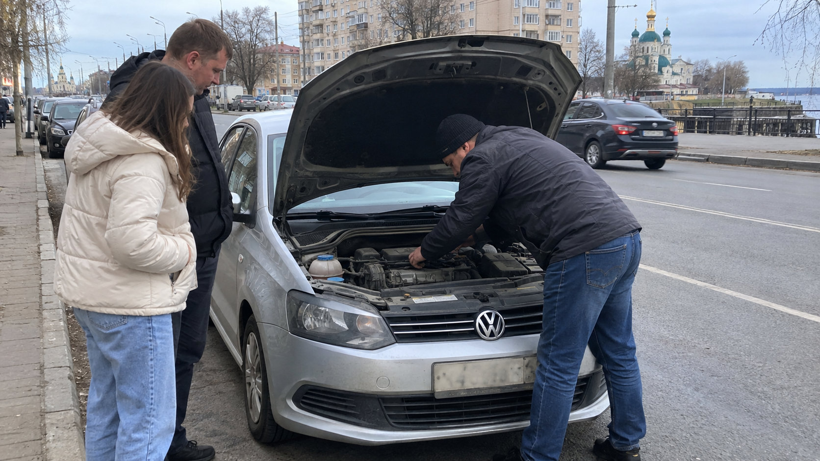 Неравнодушный ярославец выручил водителя со сломанной машиной