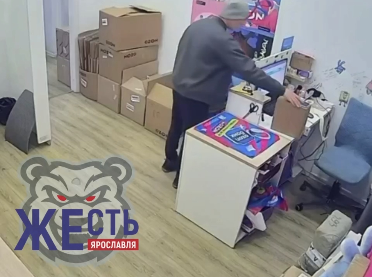 В Ярославле посетитель ПВЗ украл телефон сотрудника