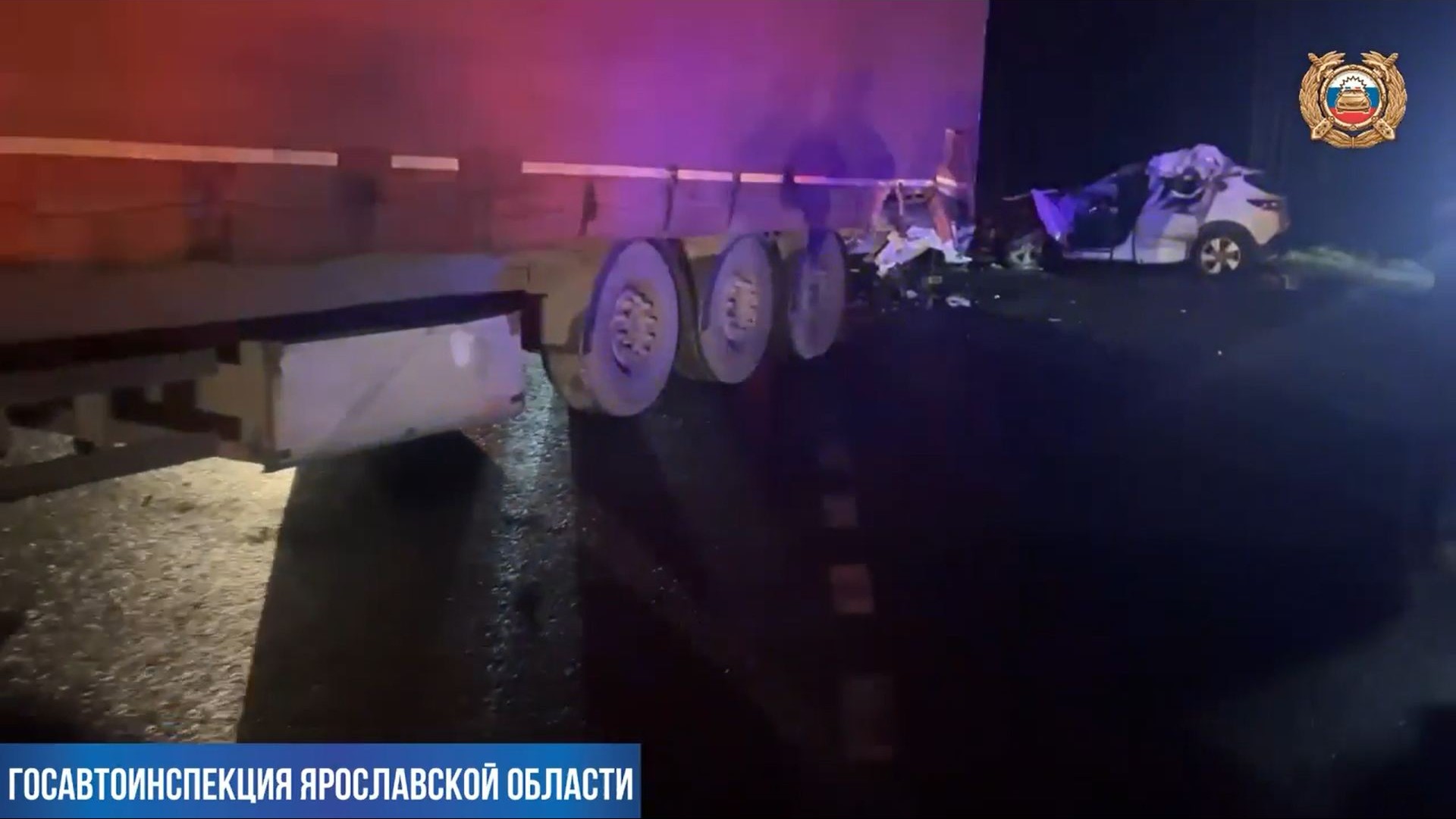 В Ярославле водитель легковушки погиб при столкновении с фурой